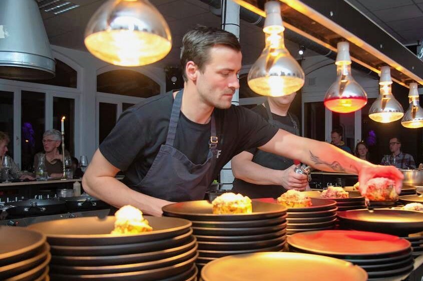 Oelsnitzer Pop-up-Restaurant dieses Jahr fleischlos: Wie schmeckt das vegetarische Globalfilet? - Konzentriert bei der Arbeit: Koch Kevin Seidel, Inhaber des Restaurants Lokalfilet. Er hat das Pop-up-Konzept unter dem Namen Globalfilet entwickelt.