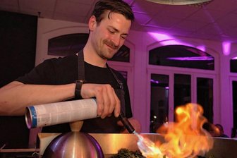 Oelsnitzer Pop-up-Restaurant serviert sechs Gänge vegetarisch - Kevin Seidel beim Zubereiten von Brokkoli im Pop-up-Restaurant: Gemüse spielt bei der Neuauflage des Formats ab Februar die Hauptrolle.