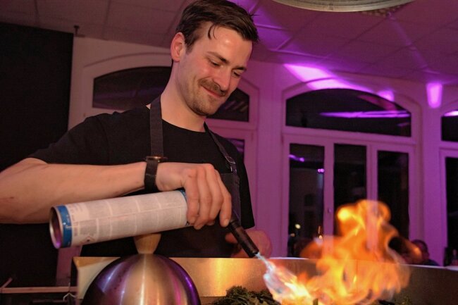 Oelsnitzer Pop-up-Restaurant serviert sechs Gänge vegetarisch - Kevin Seidel beim Zubereiten von Brokkoli im Pop-up-Restaurant: Gemüse spielt bei der Neuauflage des Formats ab Februar die Hauptrolle. 