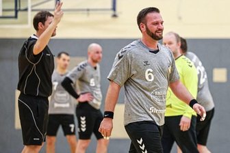 Oelsnitzer punkten in vorletzter Sekunde - TSV-Kreisläufer David Schmidt bekommt hier vom Referee eine Zwei-Minuten-Strafe angezeigt. Kurz vor Schluss sorgte er mit dem Treffer zum 27:27 für den späten Punktgewinn.