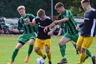 Oelsnitzer schlagen in letzter Sekunde zurück - Mit vereinten Kräften versuchen die Burkhardtsdorfer Niels Roscher (l.) und Bennet Kmuch den Oelsnitzer Lukas Schreiter (Mitte) vom Ball zu trennen. Am Ende siegte der OFC mit 2:1. 