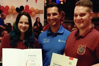 Oelsnitzer Schützen mit neuer Qualität in der Nachwuchsarbeit - Kay Burmeister, Vorsitzender der Sportjugend Vogtland (Mitte) überreichte im Namen der Sportjugend Sachsen das Qualitätssiegel „Verein vorbildlicher Jugendarbeit“ an Jugendleiter Sandro Piering sowie an dessen Stellvertreterin Avialle Egri. Foto: