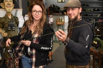 Oelsnitzer Schuhmacherei will neue Kunden angeln - Susanne Preuß, Geschäftsführerin der Schuhmacherei Müller, teilt sich mit Daniel Klötzer vom Outdoor- und Angelshop Klötzer die Geschäftsräume an der Plauenschen Straße 12 in Oelsnitz. Hier wird jetzt verstärkt Kleidung und Technik im Bereich Angelbedarf angeboten.