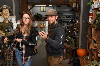 Oelsnitzer Schuhmacherei will neue Kunden angeln - Susanne Preuß, Geschäftsführerin der Schuhmacherei Müller, teilt sich mit Daniel Klötzer vom Outdoor- und Angelshop Klötzer die Geschäftsräume an der Plauenschen Straße 12 in Oelsnitz. Hier wird jetzt verstärkt Kleidung und Technik im Bereich Angelbedarf angeboten.