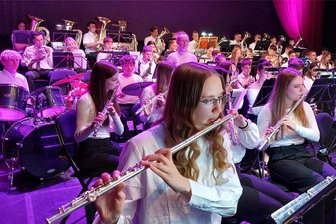 Oelsnitzer Schulorchester und Roland Kaisers Saxofonistin: Zweieinhalb Stunden Gänsehautprogramm im Plauener Theater - 93 Oelsnitzer Schüler bildeten eine riesige Big Band im Vogtlandtheater. Zusammen mit Tina Tandler spielten sie zweieinhalb Stunden lang Rock, Pop und Weihnachtssongs.