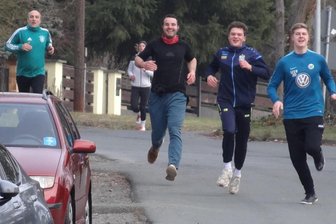 Oelsnitzer Silvesterlauf: Der erste Läufer ist schon nach 18 Minuten wieder da - Klar zu sehen: Der Oelsnitzer Silvesterlauf ist eine Spaßveranstaltung.