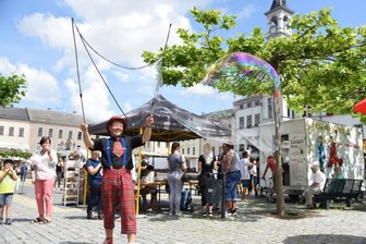 Oelsnitzer Sommermarkt bringt Leben in die Innenstadt -
