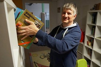 Oelsnitzer Sozialverein will im Januar in neuen Räumen durchstarten - Steckt mitten im Umzug: Mathias Stempell, Vorsitzender des Sozialvereins Jumi Kinderhilfe in Oelsnitz, räumt ein Regal in einer der neuen Räumlichkeiten im Haus an der Schillerstraße 8 ein.