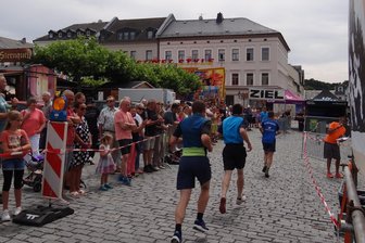 Oelsnitzer Sperken-City-Lauf: So viele Erwachsene wie noch nie am Start - Zahlreiche Zuschauer feuerten die 66 Läufer an.