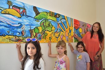 Oelsnitzer Sperkenfest-Kinder gestalten mit Künstlerin XL-Wandbild - Künstlerin inesj.plauen (rechts) hat unter anderem mit Sama, Annelise und Eliz (von links) das Wandbild gestaltet.