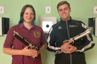 Oelsnitzer Sportschützen vor dem Saisonhöhepunkt - Avialle Egri und Leon Schmetzer fiebern ihrem Debüt bei den Deutschen Meisterschaften entgegen. Die Oelsnitzer Nachwuchsschützen haben bereits am Freitag ihre erste Feuerprobe auf der Olympiaanlage in München.