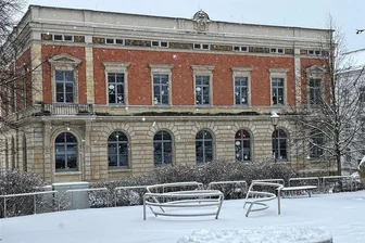 Oelsnitzer Stadträte empört über Lupart-Provokation im Oelsnitzer Bauausschuss - Die Grundschule Am Karl-Marx-Platz in Oelsnitz wird ab Februar durch die Firma Serval Gebäudemanagement und Industrietechnik aus Zwickau gereinigt. Der Vertrag läuft bis Mitte 2026.