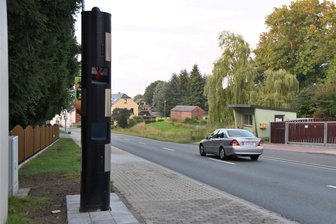 Oelsnitzer Stadträte fordern mehr Blitzer auf B-92-Umleitung - Der Blitzer an der Hofer Straße im Oelsnitzer Stadtteil Lauterbach. Davor und danach werde aufs Gas gedrückt, kritisiert CDU-Stadtrat Mike Eltermann.