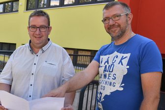 Oelsnitzer Stadtrat gedenkt Enrico Knüpfer - Ein häufiges Bild in den vergangenen Jahren: Enrico Knüpfer (r.) an der Seite von OB Mario Horn bei Terminen in städtischen Einrichtungen, die saniert wurden – hier die Kita am Stadion im Jahr 2020.