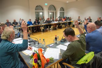 Oelsnitzer Stadtrat sagt Nein zu beratenden Bürgern: „Es sitzen ja auch nicht ganz dumme Leute hier“ - In den Ausschüssen des Oelsnitzer Stadtrates (Foto) wird es auch künftig keine beratenden Bürger geben - anders als in Schöneck, Klingenthal, Adorf oder Markneukirchen. Eine knappe Ratsmehrheit lehnt das ab.
