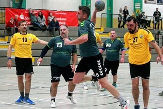 Oelsnitzer Teams gehen zum Jahresstart leer aus - Das Reserveteam des TSV Oelsnitz hat auch das zweite Saisonspiel gegen den SV 04 Oberlosa IV verloren. Michael Stache (am Ball) war in Plauen mit fünf Treffern erfolgreichster Werfer auf Seiten der Oelsnitzer.
