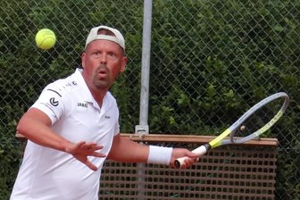 Oelsnitzer Tennisspieler schaffen Novum - Peter Hanslik und seine Teamkameraden vom TSV Oelsnitz feierten zum fünften Mal in Folge den Klassenerhalt.