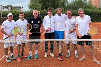 Oelsnitzer Tennisspieler sichern den Klassenerhalt - Das erfolgreiche TSV-Team, mit (von links) Krupnica, Lachmann, Dietzsch, Fischer, Möhwald, Hanslik und Affeldt.