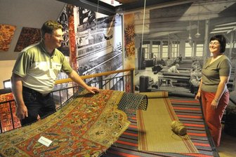 Oelsnitzer Teppichmuseums-Chef will Ausstellung von Halbmond lösen - Diana und Mario Weller aus Neuensalz haben am Dienstag das Teppichmuseum in Oelsnitz besucht. Die Schau ist eng mit der Industriegeschichte der Stadt verbunden. Unter anderem gibt es dort einen Knüpfteppich um 1933 (links), einen Badvorleger in Axminstertechnologie um 1950 (rechts unten, beides Koch & the Kock) sowie einen Papierläufer um 1940 zu sehen.