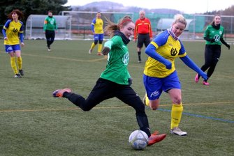 Oelsnitzer Torjägerin trifft fünfmal in einer Halbzeit - Am Ball: Kristin Fichtner vom SV Merkur Oelsnitz