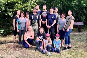 Oelsnitzer Verein putzt zwei Aussichtspunkte wieder heraus - Mitglieder des Heimatfördervereins Oelsnitz beim Arbeitseinsatz.