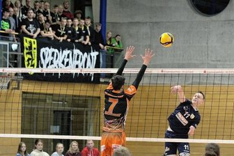 Oelsnitzer verlieren packendes Bezirksderby - Vor dem Oelsnitzer Fanblock versucht es Jonas Krug (rechts) gegen Johannes Micketeit (VC Zschopau) mit einem Schmetterball.