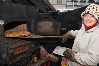 Oelsnitzer Weihnachtsmarkt-läuft: Zwei Originale mischen wieder mit - Auf dem Weihnachtsmarkt eine feste Größe: Diana Reim von der Oelsnitzer Bäckerei Müller mit ihrem Holzbackofen. 