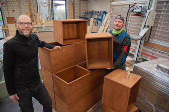 Oelsnitzer Werkstätten liefern Ladenausstattung für Deutschlands größte Biomarktkette - Tobias Schilbach (links) von der Tischlerei der Werkstätten Obervogtland in Oelsnitz zeigt mit Mitarbeiter Mario Kohl (rechts) Multifunktionskisten aus Holz, die für die Biomarktkette Denns hergestellt werden.
