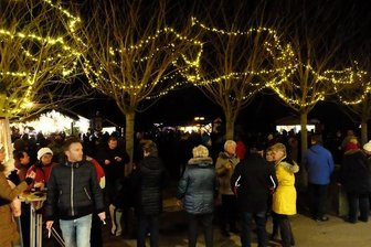 Oelsnitzer Wintermarkt ist Besuchermagnet - Einen Besucheransturm hat am Samstagnachmittag Oelsnitzer Wintermarkt erlebt.