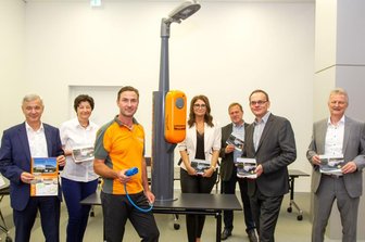 Oelsnitzer wollen Elektroautos an Laternen laden - Ein E-Säulen-Wegweiser und der Dummy einer Elektro-Ladesäule mit Laterne waren nun in Plauen zu sehen.