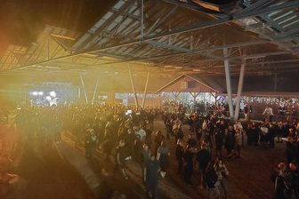 Oelsnitzer Zauberkugel-Open-Air: Die Stammband fehlt - trotzdem kommen rund 1000 Gäste - Um die 1000 Gäste feierten beim Zauberkugel-Open-Air am Samstag in Oelsnitz.