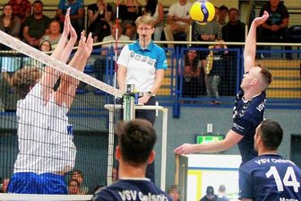 Oelsnitzer zeigen zwei Gesichter - Jonas Krug (rechts) punktet hier für den VSV Oelsnitz. Er wurde am Ende der Partie als bester Akteur in den Reihen der Gastgeber geehrt. 