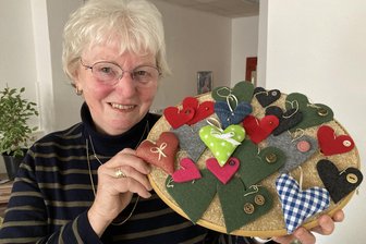 Oelsnitzerin näht Herzen für die Kirchturmrettung - Beate Frahm sucht für ihre „Herzenssache“ zugunsten der Jakobikirchtürme Helfer.