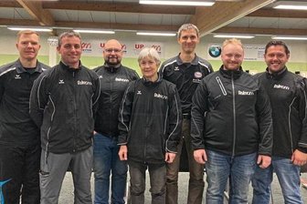 Oelsnitzern winkt der Aufstieg in die erste Liga - Ronny Stephan, Dirk Löffler, Frank Eberlein, Anneliese Falkenberg, Kristian Borschke, Yannic Grießbach und Aron Fläschendräger (von links nach rechts) bilden das Oelsnitzer Luftpistolenteam.