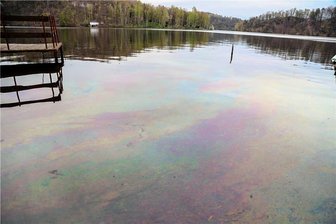 Ölsperre liegt immer noch in der Talsperre Kriebstein: Was bedeutet das für die Schiffe? - Ende April war im Bereich Falkenhain ein großer Ölfilm auf der Talsperre Kriebstein entdeckt worden.