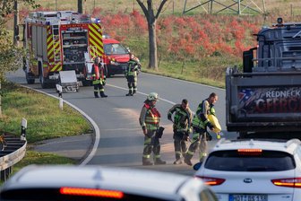 Ölspur auf dem alten Sachsenring in Hohenstein-Ernstthal: Feuerwehr im Einsatz - Die Feuerwehr hat am Donnerstagnachmittag die Ölspur auf dem alten Sachsenring beseitigt.