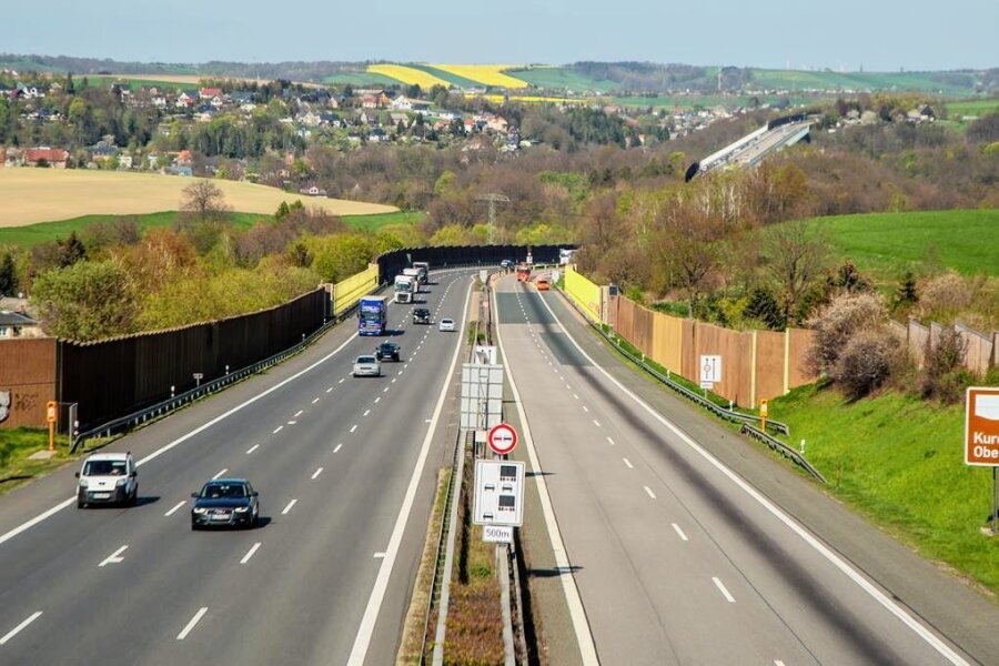 Ölspur beseitigt: A 72 bei Zwickau wieder freigegeben - Auf dem Foto ist die Ölspur auf der Fahrbahn in Richtung Leipzig klar zu erkennen. 