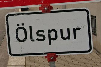 Ölspur nach Wildunfall auf B 169 zwischen Rodewisch und Rebesgrün - Eine Ölspurt hat es auf der B 169 zwischen Rodewisch und Rebesgrün gegeben.