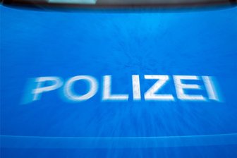 Ölspur: Stundenlanger Stau auf A 4 bei Chemnitz - Die Polizei teilt mit, dass aktuelle eine Fahrbahn der Überleitung zwischen A 4 und A 72 in Richtung Hof wegen der Beseitigung einer Ölspur gesperrt ist.