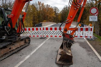Oesterhelt-Brücke zwischen Niederwiesa und Braunsdorf: Termin für Freigabe steht fest - Noch steht der Bagger da: Die Brücke zwischen Niederwiesa und Braunsdorf wird diese Woche noch freigegeben.
