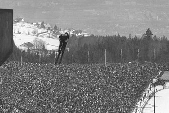 Österreicher Baldur Preiml mit 85 gestorben: Der Skisprungtrainer war so erfolgreich, dass ihn ein hochkarätiger Fußballklub verpflichten wollte - Tausende Zuschauer verfolgten das Großschanzenspringen bei Olympia 1968 in Grenoble. Auf der kleinen Schanze holte Baldur Preiml Bronze.