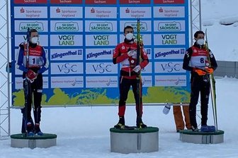 Österreichisch-norwegische Festspiele in der Vogtland-Arena - In der Mitte Sieger Manuel Einkemmer, links der Zweitplatzierte Simen Tiller und rechts Philipp Orter als Dritter.
