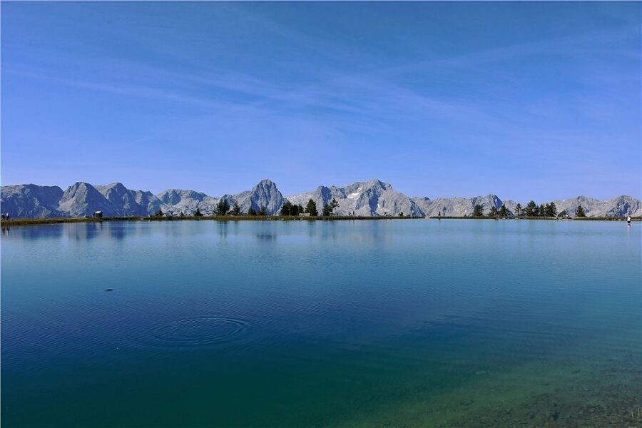 Österreichs wilde Mitte - Hier hat der Mensch nachgeholfen: Der See auf der Hutterer Höss oberhalb von Hinterstoder wurde künstlich angelegt. Im Hintergrund die Gipfel des Toten Gebirges.