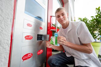 „Offen bleiben für Neues“: Warum eine Plauener Apotheke ihren Kunden jetzt Medikamente aus dem Abholschrank anbietet - Klappe auf, Medikament entnehmen: Kunde Lukas Fläming zeigt, wie das 24-Stunden-Abholfach an der Südapotheke in Plauen funktioniert.