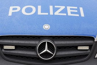 Offenbar betrunkene Fahrer - Auto landet neben Straße - 