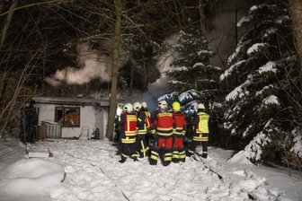 Offenbar Brandstiftung: Bungalow in Sehma fängt Feuer - Die Feuerwehr konnte den Brand zügig löschen.