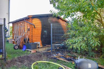 Offenbar Brandstifung: Schuppen gerät in Neukirchen in Brand - Ein Schuppen ist am Sonntagnachmittag in Neukirchen in Brand geraten.