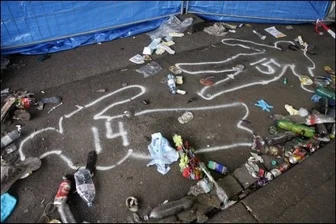 Offenbar massive Sicherheitslücken bei Loveparade - Bei der Loveparade in Duisburg, bei der am Wochenende 19 Menschen im Gedränge starben, hat es schwere Sicherheitslücken gegeben. Die Veranstalter wurden Medienberichten zufolge von der Einhaltung der vorgeschriebenen Breiten der Fluchtwege befreit.