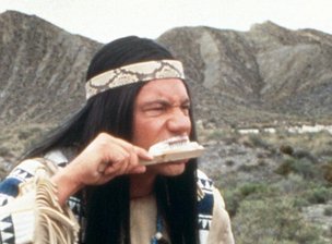 Ranger (Christian Tramitz, links) und Abahachi (Michael "Bully" Herbig) sind in einer Szene des Films "Der Schuh des Manitu" mit ihrer Freiluft-Morgentoilette beschäftigt. Die Komödie aus dem Jahr 2001 gilt als eine der wenigen deutschen Kinoproduktionen, die sich auch ohne Förderung gerechnet hätten.