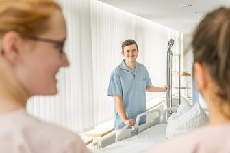 Offene Firmen: Aber Schüler bleiben fern - Azubis, die im Kreiskrankenhaus Freiberg arbeiten. Dort war die Resonanz auf die Woche der offenen Unternehmen entgegen dem Trend sehr gut. 
